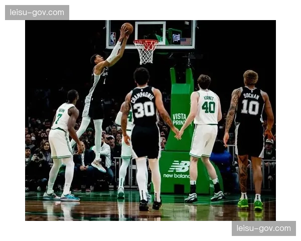 马刺十连胜核心战术：文班亚马防守轴心+空间进攻+深度轮换